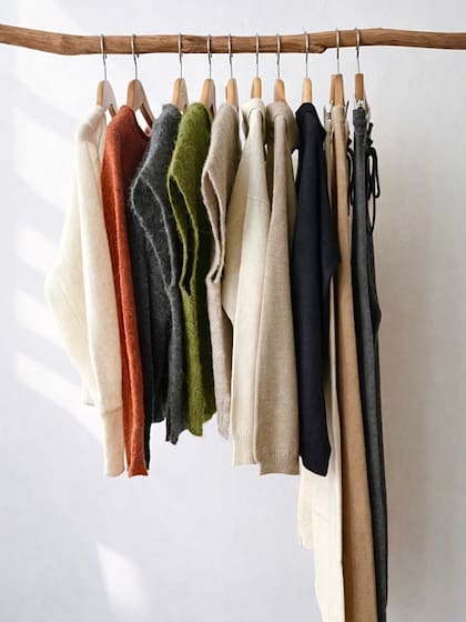 Tienen mantas, ruanas, ponchos, chalecos y chales en materiales súper suaves como lana de baby alpaca. También artesanías hechas a mano por miembros de comunidades andinas.