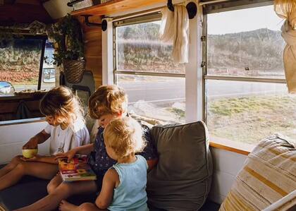 Tienen tres hijos. La última fue concebida en el micro escolar