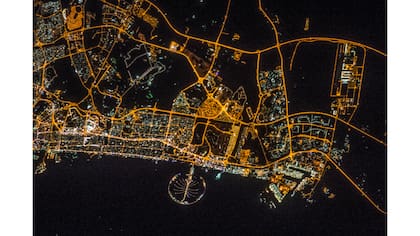 Dubai y el noreste de los Emiratos Árabes Unidos por la noche