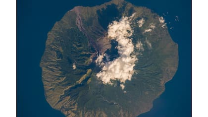 Volcán Sangeang en el centro-sur de Indonesia