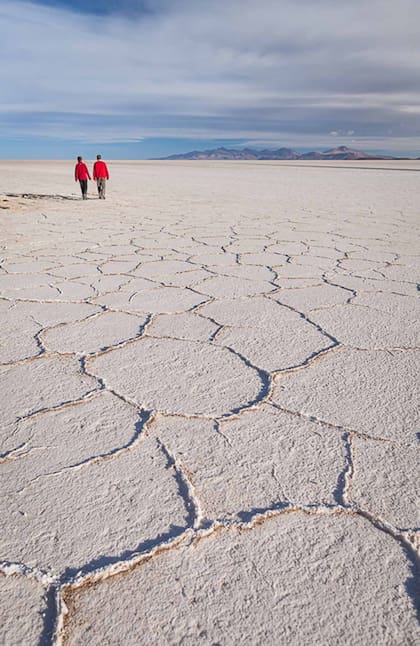 Tierra salada y agrietada, paisajes marcianos del Salar de Uyuni.