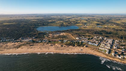 Tierras únicas que combinan el océano y la Laguna Blanca