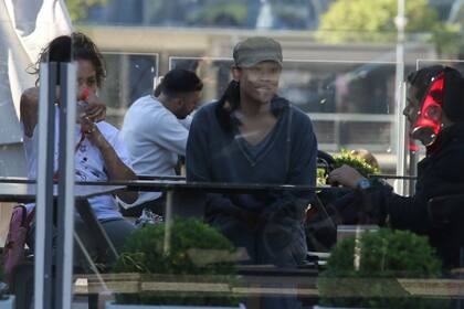 Tiffany Chen, novia de Robert De Niro, almorzando junto a la pequeña Helen Grace, en Puerto Madero