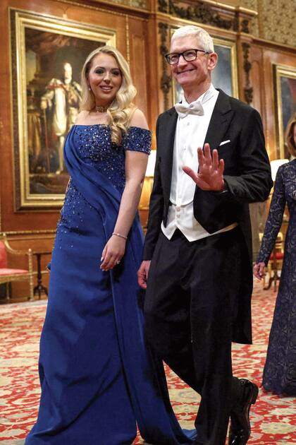 Tiffany Trump, hija de Donald Trump y Marla Maples, entró al salón con Tim Cook, director ejecutivo de Apple