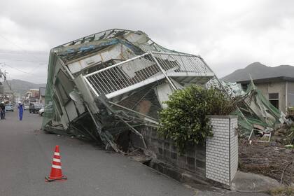 El tifón provocó apagones generalizados y forzó la cancelación de vuelos y del servicio de trenes de alta velocidad.