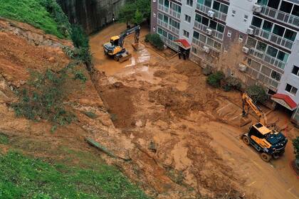 En unas imágenes grabadas en la región de Busan (sureste), la segunda ciudad del país, se veían calles inundadas y árboles y semáforos arrancados. 