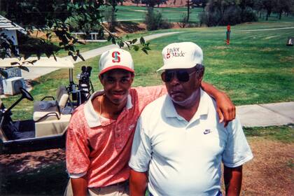 Tiger Woods junto a su padre al comienzo de su carrera 