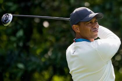 Por octava vez en los últimos 15 majors, Tiger Woods quedó al margen por el corte clasificatorio; empatar el récord de 18 torneos grandes, que ostenta Jack Nicklaus, parece cada vez menos factible.
