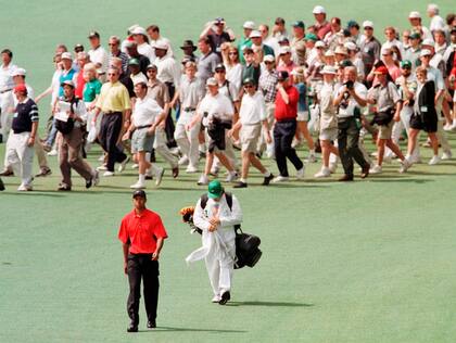 Tiger en 1997 y uno de sus recorridos en Augusta, su cancha predilecta