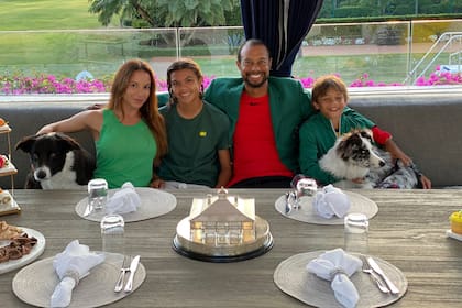 La cena de los campeones, pero en casa: su novia, Erica, y sus hijos Sam y Charlie