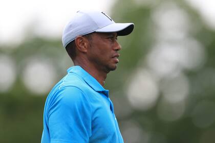 Tiger terminó el primer día en el puesto 18°, a cinco impactos del líder Tony Finau