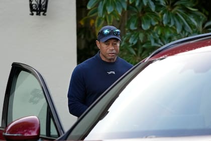 Tiger Woods aborda un vehículo luego de retirarse del Genesis Invitational en el Riviera Country Club de Los Ángeles, el viernes 16 de febrero de 2024 (AP Foto/Ryan Sun)