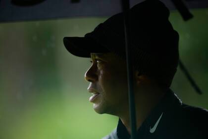 Tiger Woods bajo la lluvia en Augusta, hace dos menos de dos semanas: un mal presagio