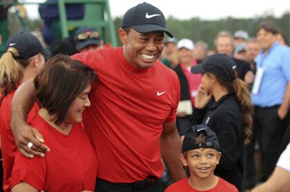 Tiger Woods celebra junto a su hijo Charlie Axel, el triunfo en el Master de Augusta