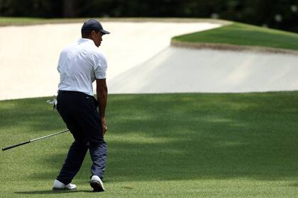 Tiger Woods da pelea en Augusta, con sus dolores, ante la cancha y el clima.