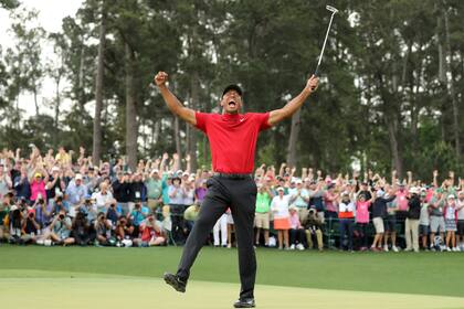 Tiger Woods de Estados Unidos celebra en el hoyo 18 después de ganar el Masters 2019 en Augusta.