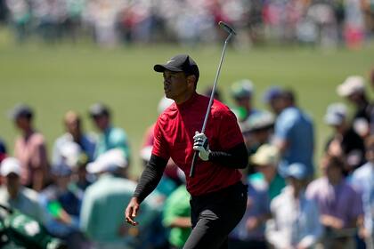 Tiger Woods en el fairway del noveno hoyo durante la última ronda del Masters