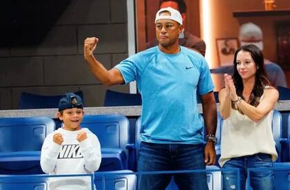 Tiger Woods, ganador de 15 Majors, y sy hijo Charlie en el US Open 2019, vibrando con cada punto ganado por Rafael Nadal
