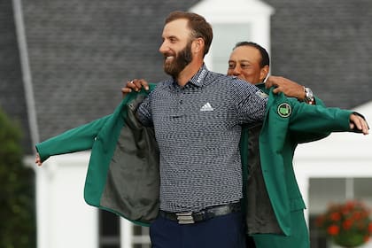 Tiger Woods le coloca el saco verde al ganador del Masters de Augusta 2020, Dustin Johnson.