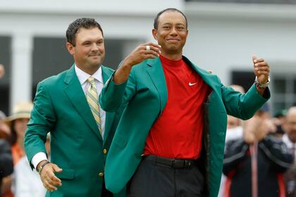 Tiger Woods se prueba el tradicional saco verde de los campeones del Master de Augusta
