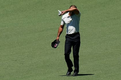Tiger Woods, sofocado, errático y frustrado, a pesar de las aclamaciones del público; el pentacampeón de Augusta tuvo el sábado una de sus tres peores ruedas en torneos majors.
