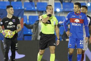 El gol de Blandi: la primera jugada polémica de la Superliga