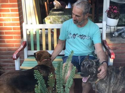 Tigre y el papá de Josefina en su casa de Valeria del Mar. Fue una visita sorpresa y muy bien recibida.