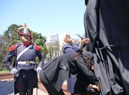 Tijera en mano y custodiada por granaderos, Elisa Carrió colaboró con el proyecto de Dolores de Argentina en 2023