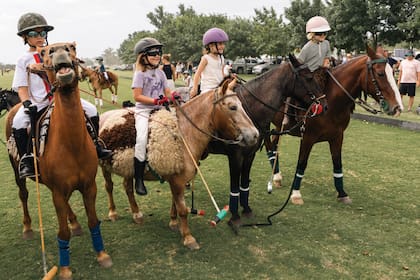 Tiki Acuña y Ambi Martínez Ferrario (en el centro) listas para salir a la cancha. Este año participaron 272 chicos, repartidos en 68 equipos y varias categorías, y hubo más de 1100 caballos