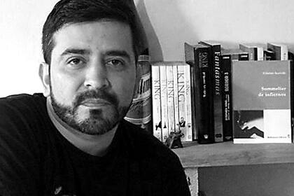 Cristian Acevedo, en la lista de best sellers; en foto, con su libro de cuentos