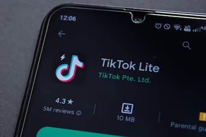 Para atraerlos, TikTok ahora le pagará a los usuarios mayores por ver videos  - LA NACION