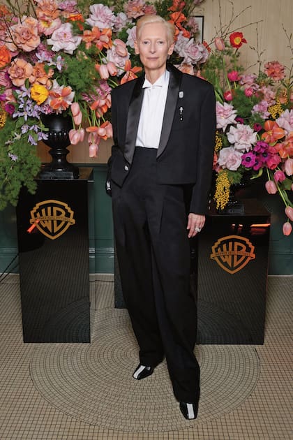 Tilda Swinton con un smoking Chanel, en la fiesta de Warner
Bros después de la gala de los BAFTA