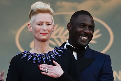 Tilda Swinton y Idris Elba llegando a la presentación de Three Thousand Years of Longing