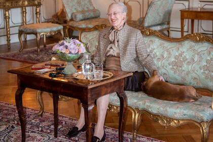 Tilia, la perra salchicha del difunto prncipe Enrique, acompa a la reina durante la entrevista