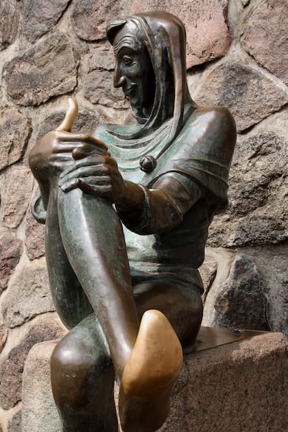 Till Eulenspiegel, un personaje del folklore del norte de Alemania. Tocarle la punta del pie al monumento que tiene en Mölln trae suerte.