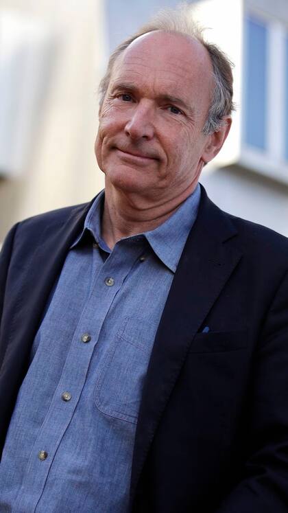 Tim Berners-Lee, el creador de la Web, fuera de su oficina en el MIT en abril último