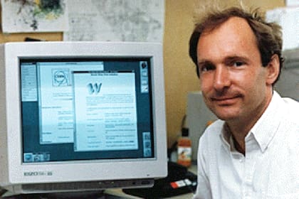 Tim Berners-Lee junto a la primera página web en 1993