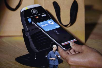 Tim Cook, CEO de Apple, durante la presentación de Apple Pay, un sistema de pago electrónico basado en el sensor biométrico de los últimos modelos del iPhone