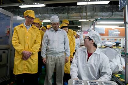 Tim Cook, CEO de Apple, durante su visita a una de las fábricas de Foxconn en China