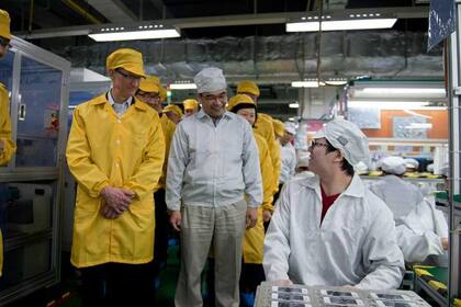 Tim Cook, CEO de Apple, durante su visita oficial a una fábrica de Foxconn en China