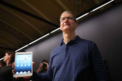 Tim Cook, CEO de Apple, junto a la iPad mini