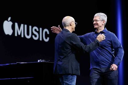 Tim Cook, CEO de Apple, saluda a Jimmy Iovine, encargado de presentar Apple Music