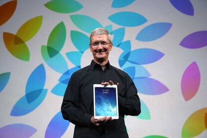 Tim Cook con la iPad Air, el modelo de tableta ultradelgado que Apple planea renovar el 16 de octubre, de acuerdo a una convocatoria realizada a la prensa en Estados Unidos