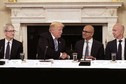 Tim Cook de Apple, Satya Nadella de Microsoft y Jeff Bezos de Amazon durante una reunión con el presidente Donald Trump en 2017