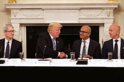 Tim Cook, CEO de Apple; Satya Nadella, de Microsoft, y Jeff Bezos, CEO de Amazon y propietario de The Washington Post, durante una reunión con Trump en 2017