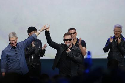 Tim  Cook junto a Bono durante el lanzamiento del disco Songs of Innocence de U2 durante el cierre del evento de Apple
