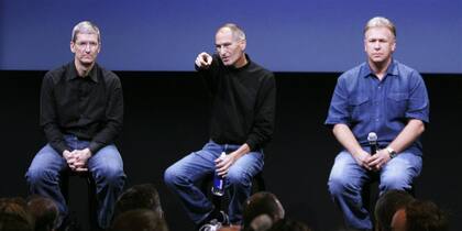 Tim Cook, Steve Jobs y el vicepresidente de Apple, Phil Schiller, en una conferencia en la sede de Apple en 2010