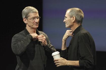 Tim Cook y Steve Jobs en 2010, durante una conferencia de prensa