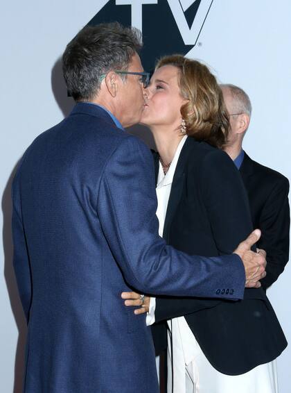 Tim Daly y Téa Leoni cuando ya no ocultaban su relación durante la promoción de la serie por la que se conocieron