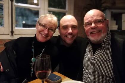 Tim, disfrutando de una velada argentina junto a sus padres -que también eligieron la Argentina para vivir - en Villa Gral. Belgrano, un lugar que el joven alemán también considera su hogar.